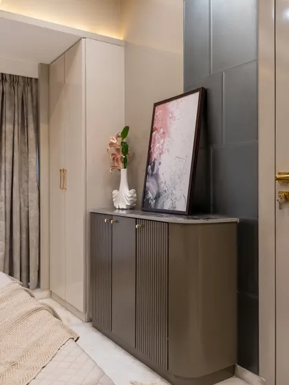 A console that’s more than just functional, it’s a design statement. With its deep mocha tones, ribbed vertical patterns, and smooth curved edges, this piece effortlessly bridges luxury and modernity.