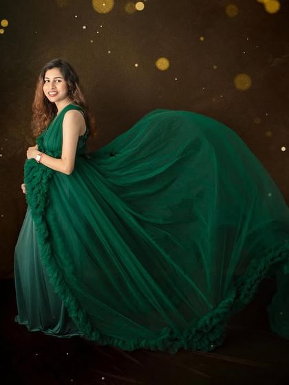 The emerald green gown flows beautifully in this shot, creating a sense of movement and elegance. I use special techniques to capture these dynamic "flying dress" photos.