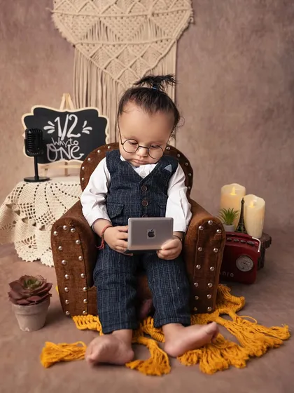 Deep in concentration, this little one is hard at work. Sitter sessions are filled with these funny and charming moments that perfectly reflect your baby's personality.