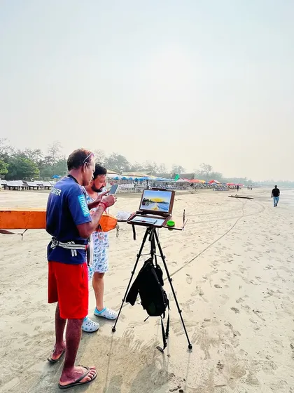 A photo of me showing my Goa beach painting to a local. These interactions are a wonderful part of the plein air experience.