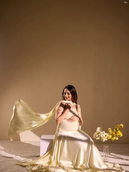 The gentle movement of the fabric adds a touch of grace and dynamism to this solo maternity portrait. I use simple props like flowing scarves to create elegant, artistic effects in the studio.