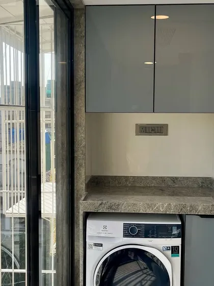 A look at our project in Matunga East, featuring a sleek Monoton English Grey color scheme and black appliances. This is a great example of a modern, high-contrast design.