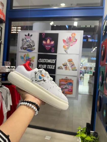 Here’s a finished piece from a live customization event with Adidas. The client wanted Olaf from Frozen on their new kicks, and I made it happen. I can adapt my art to any theme, from cartoon characters to intricate patterns.