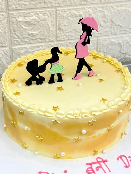 A different view of the "Dini bani Didi" cake, showing the marbled gold effect on the side.