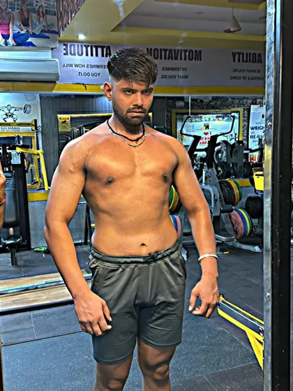 A client showing his progress. This is the result of dedication in the gym and in the kitchen. Jhotte bandegaamak.