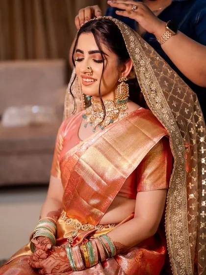 My bride Abha looked absolutely radiant for her Pheras. Her peachy-pink saree and mint green jewelry were so fresh and unique. I created a minimal glam look with a natural, glowy base to enhance her beauty without overpowering her style.