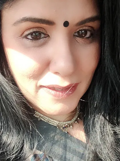 Sun-kissed selfie highlighting the silver choker that picks up the tones in the saree's print.