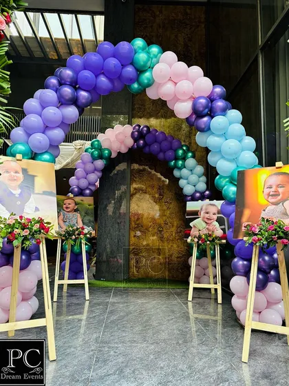 The layered balloon arches create a beautiful sense of depth and color at the party entrance. This design guides guests into the celebration and immediately establishes the festive, mermaid-inspired mood.