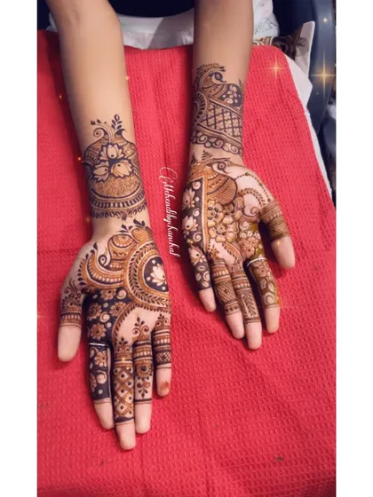 A full view of the designer mehendi, showing an asymmetrical design with different patterns on each hand.