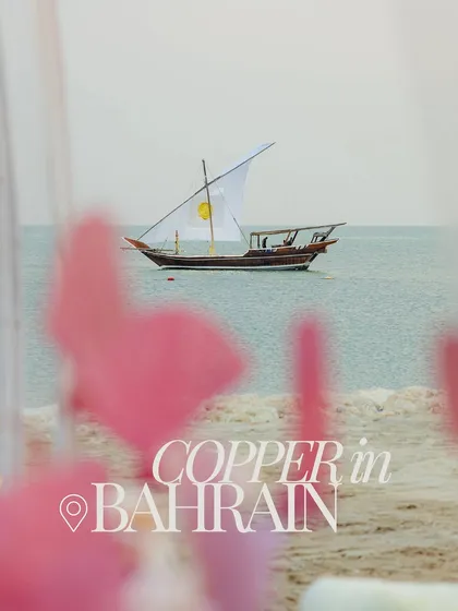 Copper in Bahrain. A traditional dhow boat sails on the calm sea, a beautiful and authentic detail from a destination engagement we planned in a place that feels like a second home to us.