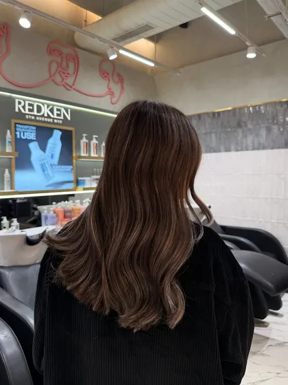 For this look, I used a Redken gloss to achieve this perfect ash-blonde tone. The gloss not only created the desired cool shade but also added a layer of shine that makes the color look rich and dimensional.