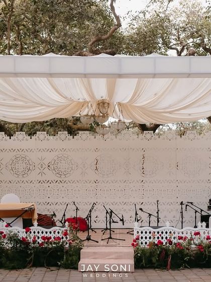 A stage set for soulful qawali and unforgettable memories. This Mehfil-e-Mehendi decor, with its intricate white backdrop and soft draping, was every bit as beautiful as the celebration itself.