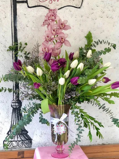 A final look at this purple and white tulip arrangement. The textures and colors are chosen to create a feeling of fresh, modern elegance.