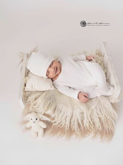 Newborn Artistry: Tiny Toes & Dreamy Poses photo 3
