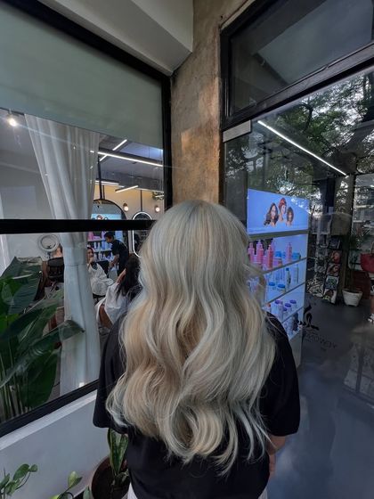 A dramatic and beautiful platinum ash blonde. Achieving this level of lightness requires expertise and a focus on maintaining hair health, which is my top priority.