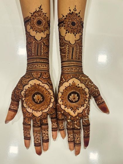 Intricate Bridal Mehendi photo 14