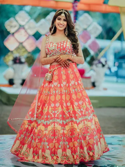 The Mehendi bride's full look, her hair adding to the fun and festive vibe.