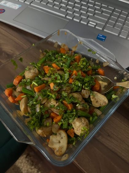 A low-calorie meal of sautéed mushrooms and vegetables, perfect for a light yet satisfying dinner.