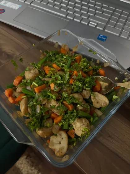 A low-calorie meal of sautéed mushrooms and vegetables, perfect for a light yet satisfying dinner.