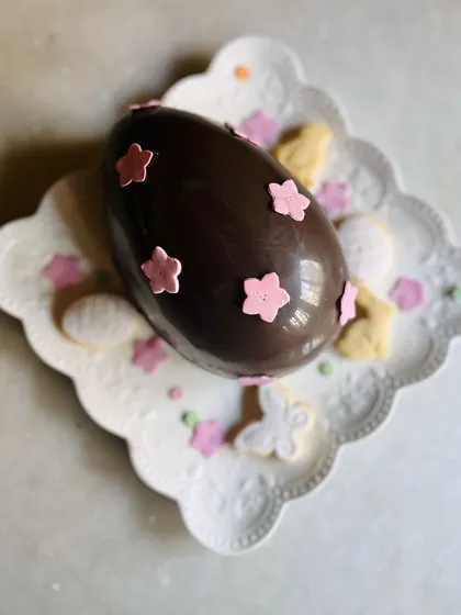 Introducing my smashable chocolate egg! This one was for Easter, with a rich chocolate cake hidden inside. It comes with a little hammer, and the best part is breaking the shell to get to the surprise inside. I can also fill them with cookies, candies, or even small gifts.