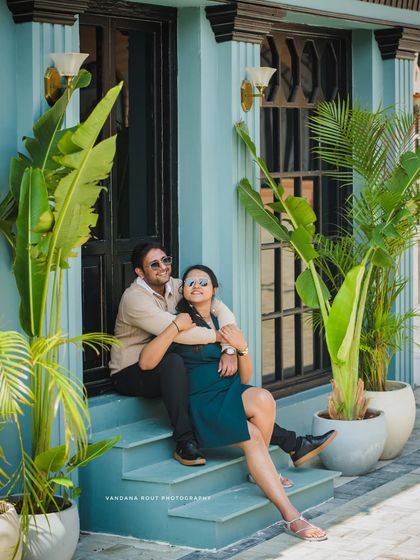 Using bold architecture and creative angles to tell a modern love story. This shoot at a curated location in Bangalore shows how we can play with different settings for a diverse album.