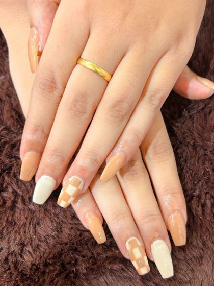 A neutral-toned set with a checkerboard accent nail. So chic.