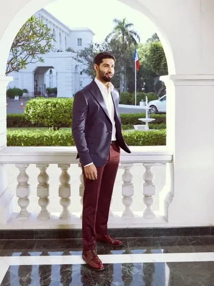 From work to weekend, this sophisticated striped blue linen jacket paired with wine cotton pants is a versatile and stylish combination.