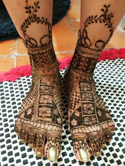 A unique geometric design for the feet, featuring a net pattern on the foot and a leafy vine creating negative space around the ankle.