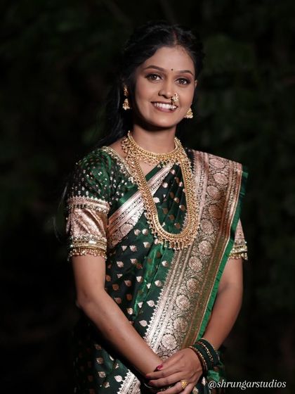 Unique caption for media id 148 describing the specific jewellery and look.