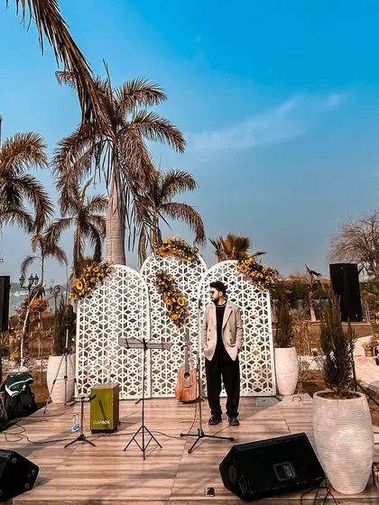 This is for everyone who thinks a solo artist just needs one mic. A look at the sound setup required for a smooth outdoor performance.