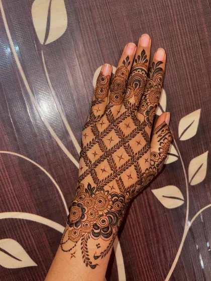 A different view of the geometric henna pattern. This style is very popular for party henna and shows that you can create more than just traditional designs.