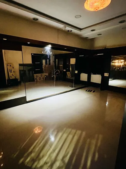 The space is versatile and can be adapted for performance rehearsals. With adjustable lighting, we can create different moods and simulate stage conditions, helping you prepare for the final production in a realistic setting. This is essential for understanding how lighting affects a performance.