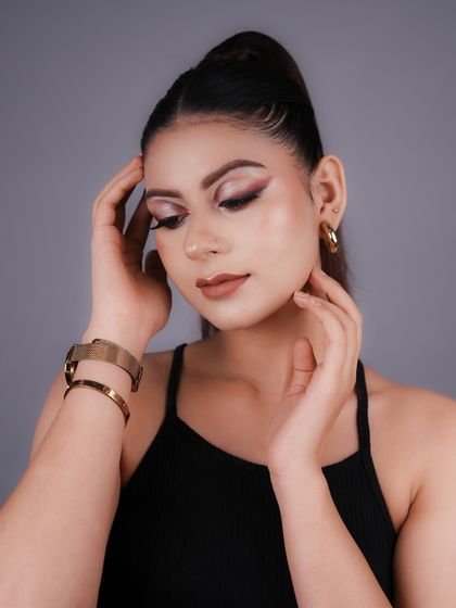 The soft, elegant pose complements the makeup. I teach my students to think about the overall aesthetic, not just the makeup itself.