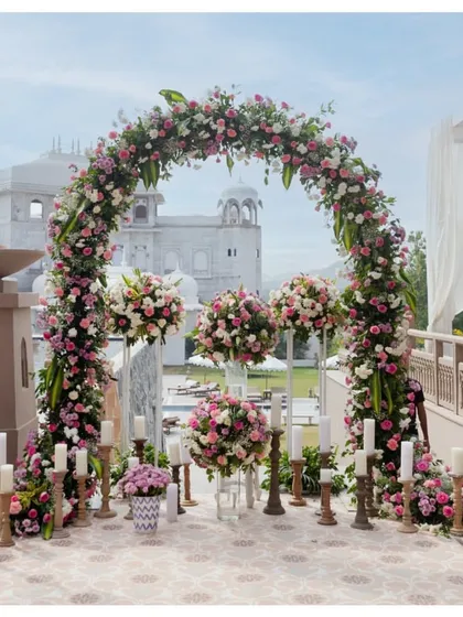 A beautiful floral arch, creating a perfect photo spot for guests against the backdrop of the palace.