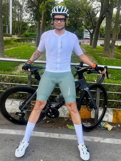 A rider posing with his Giant Propel Advanced, a top-tier aerodynamic road bike.