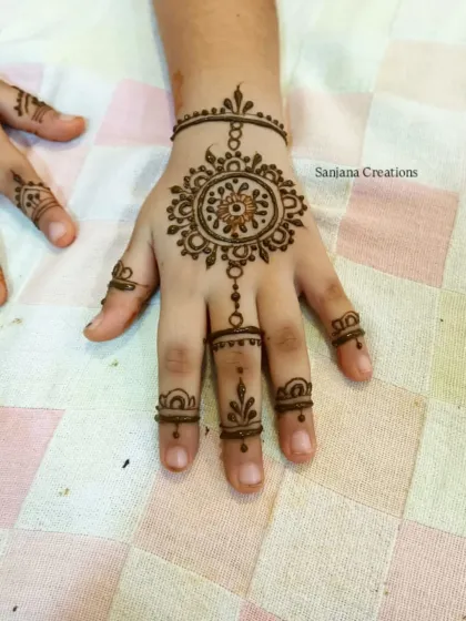 A classic mandala design with finger chains, adapted to be perfect for kids' small hands.