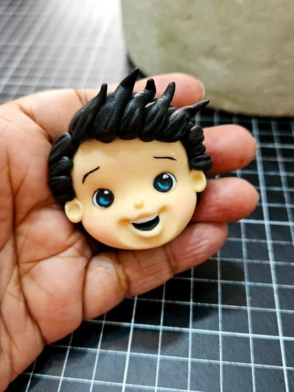 The face of our fondant football boy. Learning to create expressive, cute faces is a key part of my figurine teaching method.