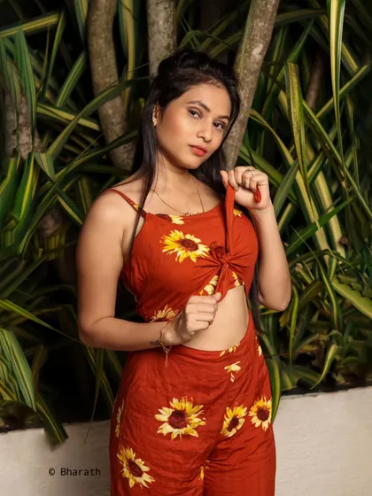 A variation of the pose, with the model adjusting the knot on her top.