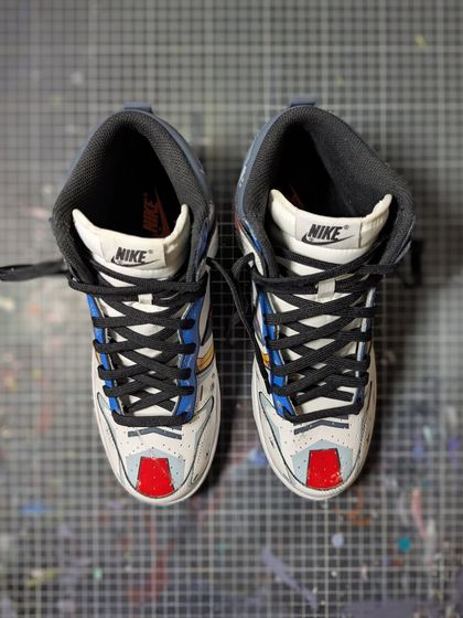 A top-down view of the Gundam Dunks. Even the toe box has details inspired by the Strike Freedom's design.