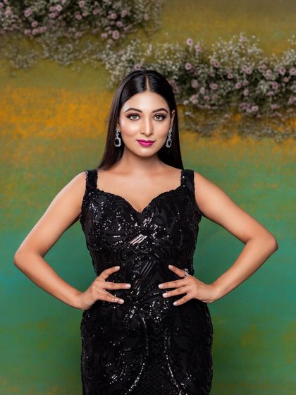 A powerful and confident pose showing off this Western-style makeup. The look is perfect for evening events and is designed to make a statement.