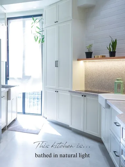Bathed in natural light from the large window, this white kitchen feels incredibly bright and spacious. Good lighting, both natural and artificial, is a key ingredient in all my designs.