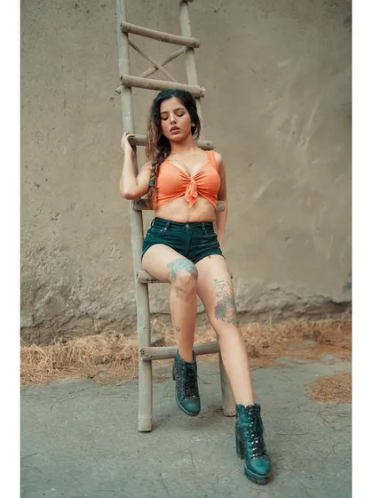 A different angle from the ladder shoot, focusing on a more pensive expression. The textures of the wall and ladder add a lot of character to the shot.