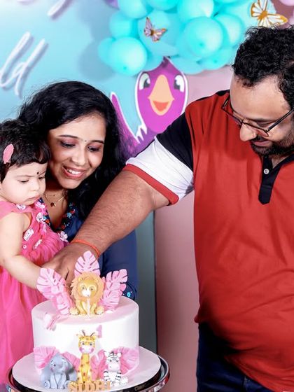 A helping hand from mom and dad for the first-ever cake cutting. This is a core memory we love to preserve for families.
