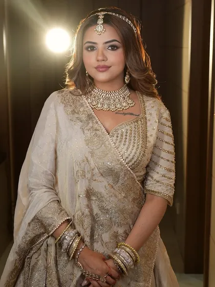 Another beautiful shot of this regal look, with the light catching the gold details of her outfit and jewellery.