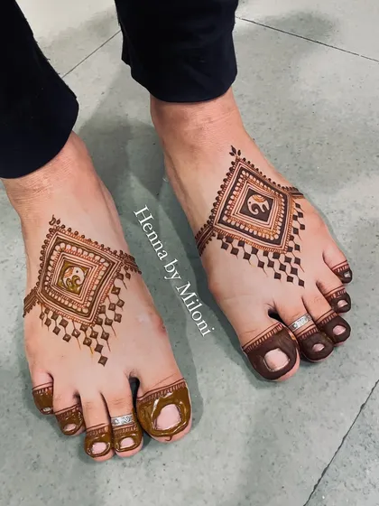 A side view of the geometric elephant foot design, showing how it elegantly adorns the foot.