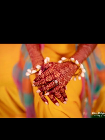 One can fathom the depth of love with the color of the mehendi. This beautiful, dark stain is the result of high-quality natural henna and proper aftercare.