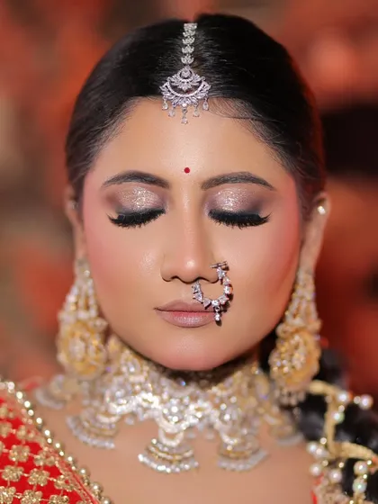 A close-up on the eye makeup for this bridal look. We used a shimmery gold and bronze shadow on the lids to make the eyes pop, paired with a classic red bindi.