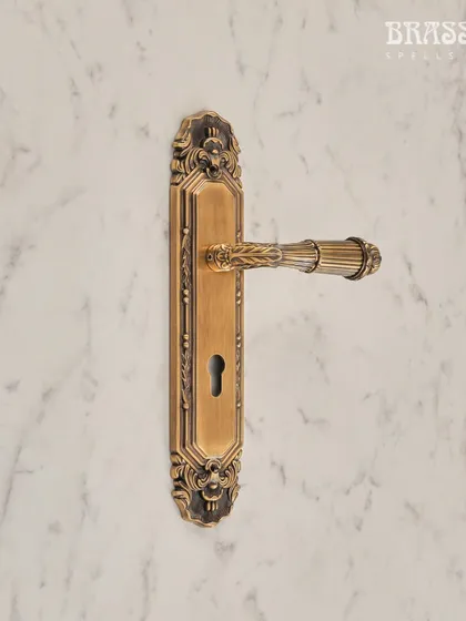 From our Mumtaz Collection, this door lever on a long plate showcases vintage-inspired design with its detailed backplate and elegantly shaped handle. Finished in Antique Brass, it is a testament to luxury and sophistication.