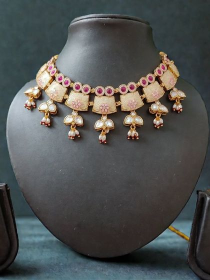 A delicate and pretty rental set with pink enamel work and kundan stones. This is a lighter option, perfect for a pre-wedding event.