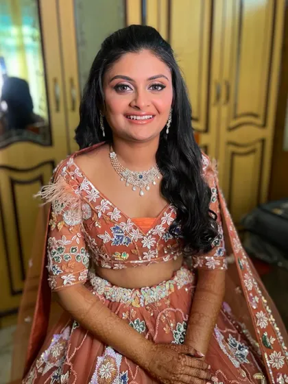 A full glam eye makeup look balanced with soft, dewy skin. This is the ideal combination for a Sangeet, ensuring you look glamorous without feeling heavy.